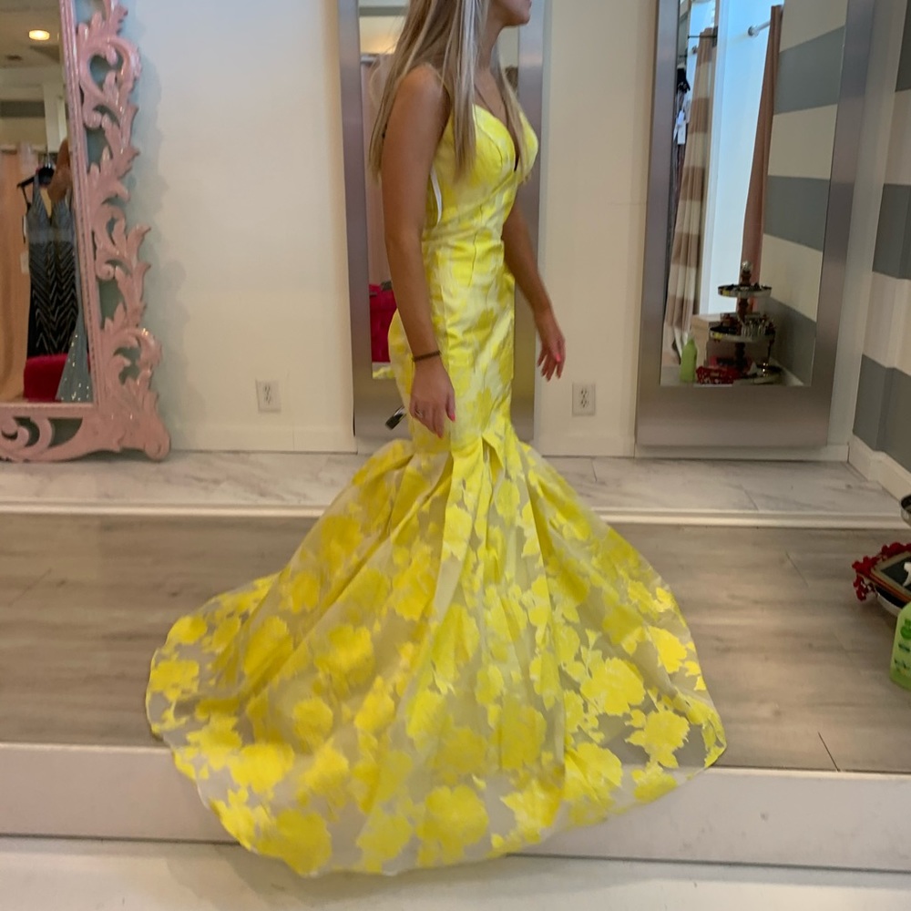 Yellow formal/prom dress